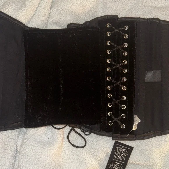 Black velvet steel boned corset - Picture 6 of 11